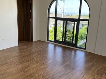 3-STOREY 4 BEDROOM HOUSE IN CHATEAUX DE PARIS SUBDIVISION