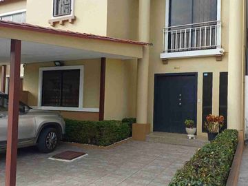 Vendo hermosa casa en Vila club, amplia con piscina 5 dormitorios 6 baños