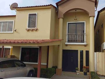 Vendo hermosa casa en Vila club, amplia con piscina 5 dormitorios 6 baños