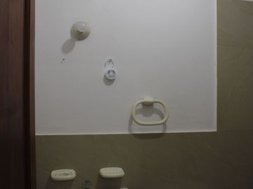 ¡Suite moderna en Machala! Agua y aire incluidos  Solo $160. Vive cómodo, seguro y bien ubicado. ¡Última disponible! (GARAJE OPCIONAL)
