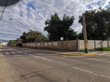 Terreno urbano de 3.000 m2 a orilla de camino, ubicado en Avenida Santa Cruz