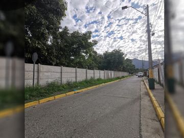 Terreno urbano de 3.000 m2 a orilla de camino, ubicado en Avenida Santa Cruz
