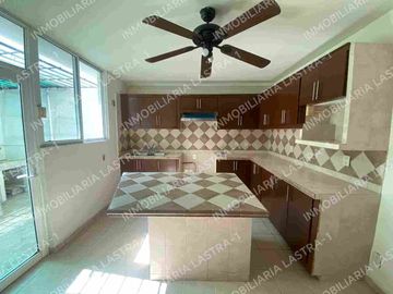 Casa de 4 recamaras, una en planta baja en Fracc. Laguna Real, Veracruz