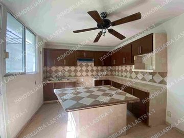 Casa de 4 recamaras, una en planta baja en Fracc. Laguna Real, Veracruz