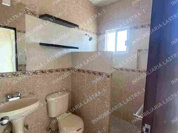 Casa de 4 recamaras, una en planta baja en Fracc. Laguna Real, Veracruz