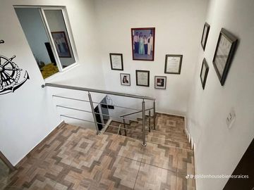 Casa de tres niveles con excelentes acabados