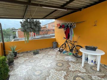 Casa de tres niveles con excelentes acabados