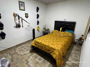 Casa de tres niveles con excelentes acabados