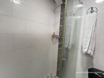 Casa de tres niveles con excelentes acabados
