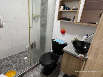 Casa de tres niveles con excelentes acabados