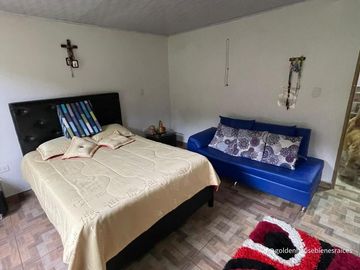 Casa de tres niveles con excelentes acabados