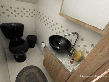 Casa de tres niveles con excelentes acabados