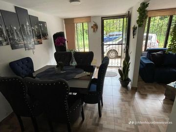 Casa de tres niveles con excelentes acabados