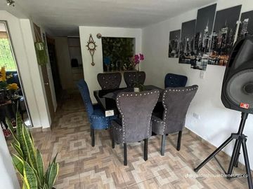 Casa de tres niveles con excelentes acabados