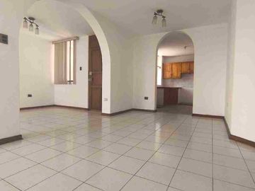 SE VENDE BONITO y AMPLIO DEPARTAMENTO AVENIDA LARCO TRUJILLO, EXCELENTE UBICACIÓN CERCA DE TODO.