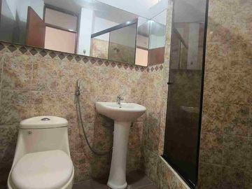 SE VENDE BONITO y AMPLIO DEPARTAMENTO AVENIDA LARCO TRUJILLO, EXCELENTE UBICACIÓN CERCA DE TODO.