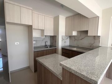 VENDO BONITO Y COMODO DEPARTAMENTO, DE 70 M2, UBICADO EN BANCARIOS, CERCA AL HOSPITAL GENERAL,  CON ASENSOR Y COCHERA, NO SE PAGA ALCABALA