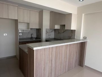 VENDO BONITO Y COMODO DEPARTAMENTO, DE 70 M2, UBICADO EN BANCARIOS, CERCA AL HOSPITAL GENERAL,  CON ASENSOR Y COCHERA, NO SE PAGA ALCABALA