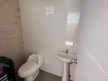 VENDO BONITO Y COMODO DEPARTAMENTO, DE 70 M2, UBICADO EN BANCARIOS, CERCA AL HOSPITAL GENERAL,  CON ASENSOR Y COCHERA, NO SE PAGA ALCABALA