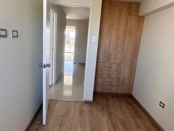 VENDO BONITO Y COMODO DEPARTAMENTO, DE 70 M2, UBICADO EN BANCARIOS, CERCA AL HOSPITAL GENERAL,  CON ASENSOR Y COCHERA, NO SE PAGA ALCABALA