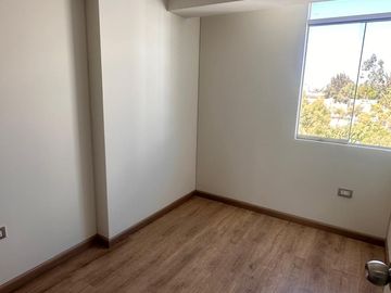VENDO BONITO Y COMODO DEPARTAMENTO, DE 70 M2, UBICADO EN BANCARIOS, CERCA AL HOSPITAL GENERAL,  CON ASENSOR Y COCHERA, NO SE PAGA ALCABALA