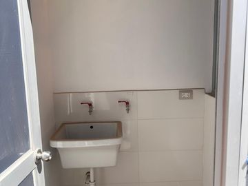 VENDO BONITO Y COMODO DEPARTAMENTO, DE 70 M2, UBICADO EN BANCARIOS, CERCA AL HOSPITAL GENERAL,  CON ASENSOR Y COCHERA, NO SE PAGA ALCABALA