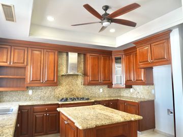 Residencia de Lujo en Villa Esmeralda – La Jolla Residencial