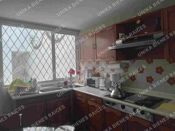 SE VENDE PRECIOSA CASA PARA MODERNIZAR, CON VISTA AL CAMPO DE GOLF Y EXCELENTE UBICACIÓN