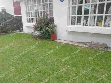 SE VENDE PRECIOSA CASA PARA MODERNIZAR, CON VISTA AL CAMPO DE GOLF Y EXCELENTE UBICACIÓN