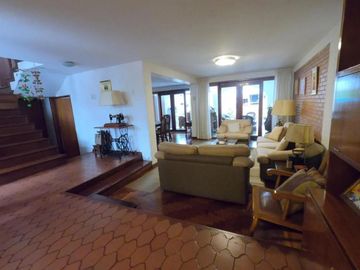 VENTA CASA EN SUSO CERCA LA OVALO HIGUERETA