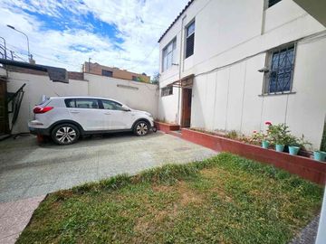 VENDO CASA DE OCASIÓN EN SURCO A POCOS PASOS DE LINDO PARQUE