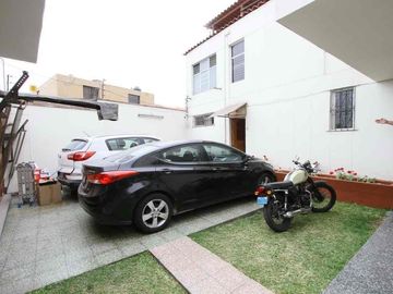 VENDO CASA DE OCASIÓN EN SURCO A POCOS PASOS DE LINDO PARQUE