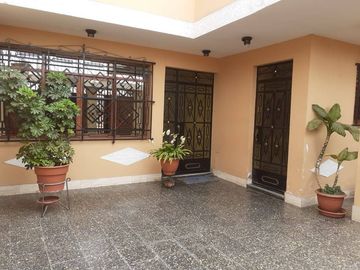 Vendo casa callao frente a mercado santa Rosa