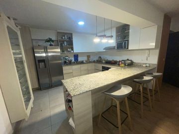 🏢 MIRAFLORES – LINDO Y AMPLIO DEPARTAMENTO 🛏️ 3 Dormitorios con baño c/u + Cochera ✨ Ideal para inversión en Airbnb