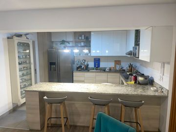 🏢 MIRAFLORES – LINDO Y AMPLIO DEPARTAMENTO 🛏️ 3 Dormitorios con baño c/u + Cochera ✨ Ideal para inversión en Airbnb