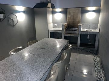 🏢 MIRAFLORES – LINDO Y AMPLIO DEPARTAMENTO 🛏️ 3 Dormitorios con baño c/u + Cochera ✨ Ideal para inversión en Airbnb