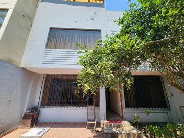 🏡 MAYORAZGO – ATE 🏞️ VENDO HERMOSA CASA FRENTE A PARQUE – 7 DORMITORIOS