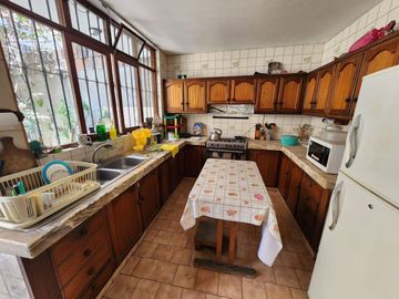 🏡 MAYORAZGO – ATE 🏞️ VENDO HERMOSA CASA FRENTE A PARQUE – 7 DORMITORIOS