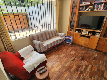 🏡 MAYORAZGO – ATE 🏞️ VENDO HERMOSA CASA FRENTE A PARQUE – 7 DORMITORIOS