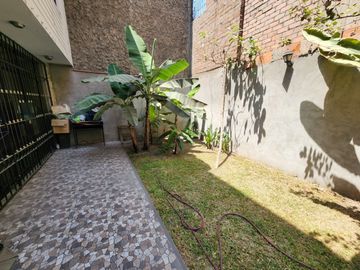🏡 MAYORAZGO – ATE 🏞️ VENDO HERMOSA CASA FRENTE A PARQUE – 7 DORMITORIOS
