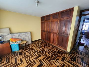 🏡 MAYORAZGO – ATE 🏞️ VENDO HERMOSA CASA FRENTE A PARQUE – 7 DORMITORIOS