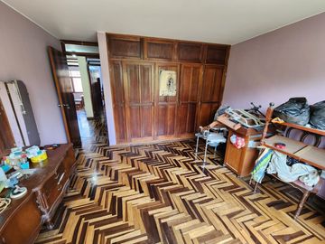 🏡 MAYORAZGO – ATE 🏞️ VENDO HERMOSA CASA FRENTE A PARQUE – 7 DORMITORIOS