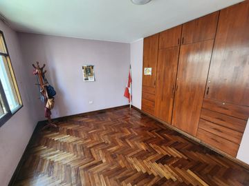 🏡 MAYORAZGO – ATE 🏞️ VENDO HERMOSA CASA FRENTE A PARQUE – 7 DORMITORIOS