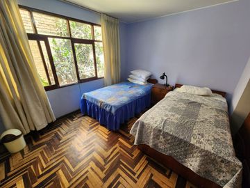 🏡 MAYORAZGO – ATE 🏞️ VENDO HERMOSA CASA FRENTE A PARQUE – 7 DORMITORIOS