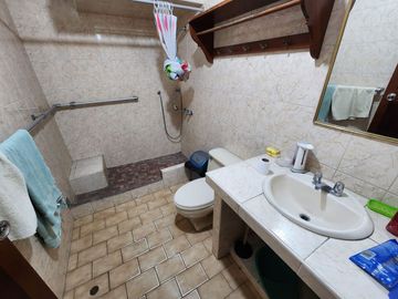 🏡 MAYORAZGO – ATE 🏞️ VENDO HERMOSA CASA FRENTE A PARQUE – 7 DORMITORIOS
