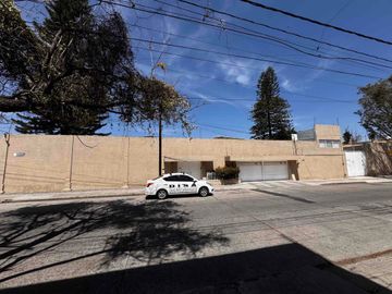 🏡 CASA EN VENTA – COL. ARBIDE, LEÓN GTO. PRECIO OPORTUNIDAD $ 7,900,000 MXN PRECIO DE AVALUO $ 12,700,000 MXN