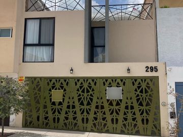 4 HABITACIONES Y ESTUDIO CASA VILLAMAGNA EN VENTA