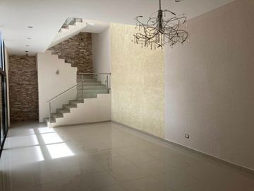 4 HABITACIONES Y ESTUDIO CASA VILLAMAGNA EN VENTA