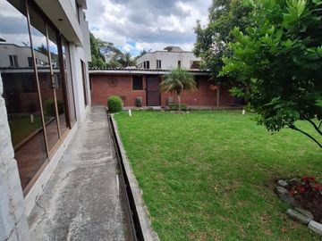 VENTA CASA INDEPENDIENTE CON AMPLIO TERRENO SECTOR CONOCOTO