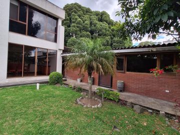 VENTA CASA INDEPENDIENTE CON AMPLIO TERRENO SECTOR CONOCOTO